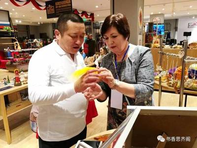 薪火相傳，巧手繪非遺——記哈爾濱市尚威志愿者協會文化志愿者分會參加“哈深哈”麥秸畫展示活動